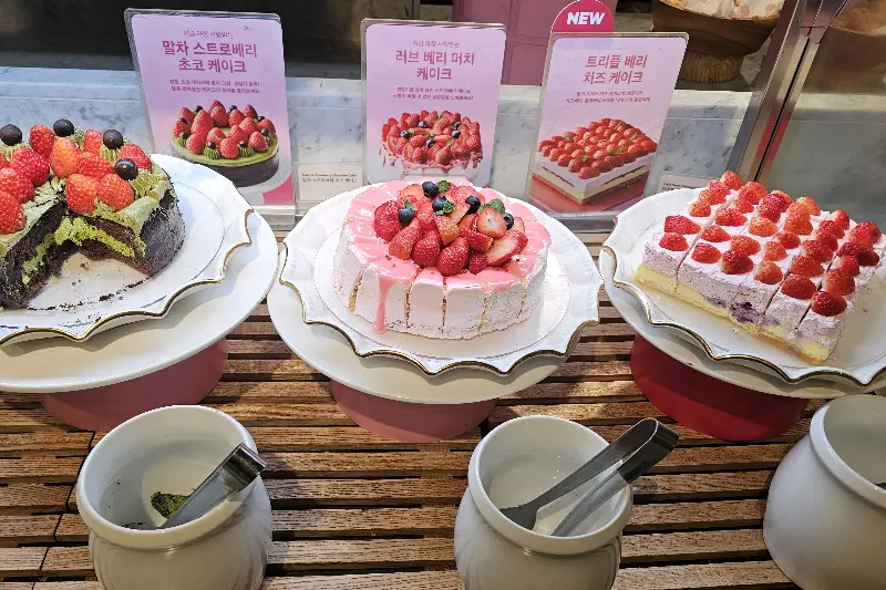 다양한 딸기 디저트 케이크