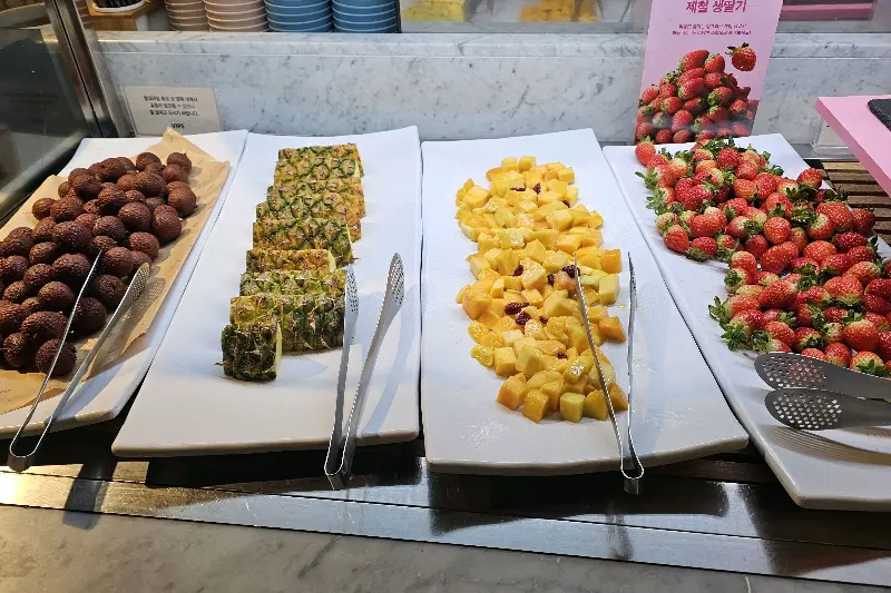 샐러드바의 신선한 딸기 코너