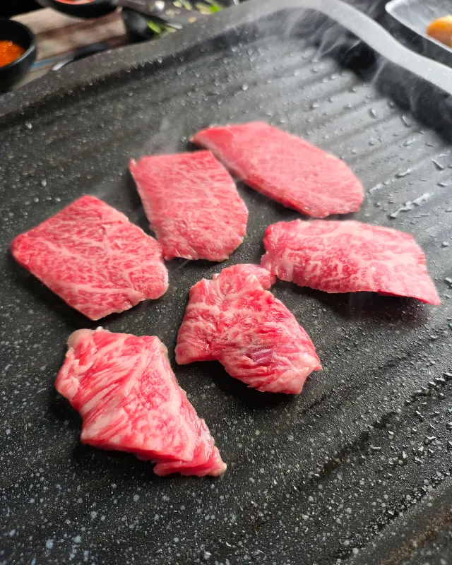 육즙 가득한 소고기가 불판 위에서 익어가는 모습