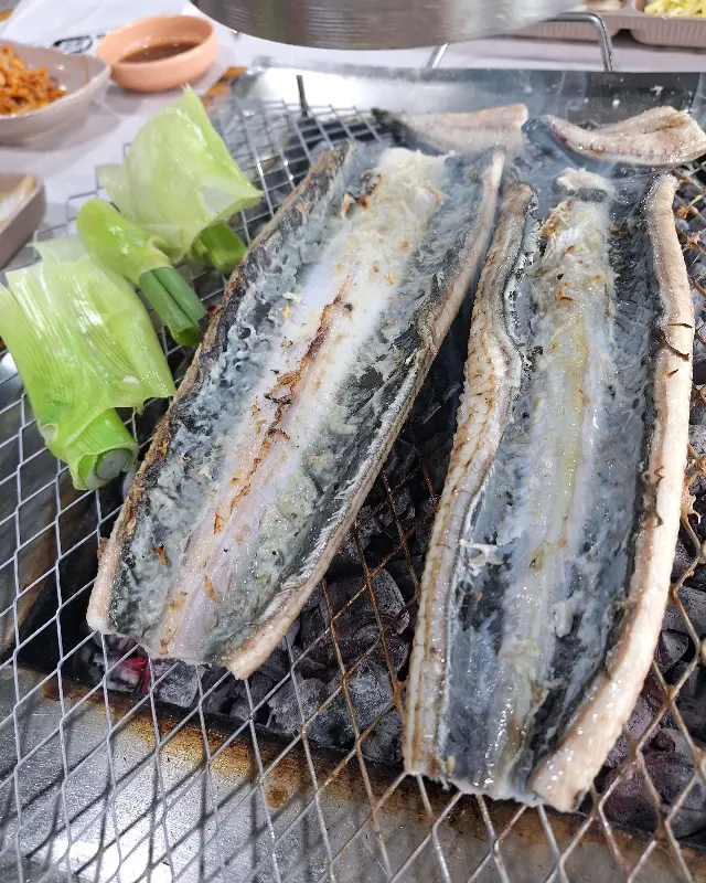 숯불 위에서 익어가는 장어