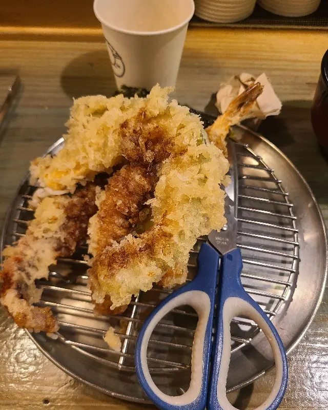 튀김을 잘라먹을 수 있게 준비된 가위