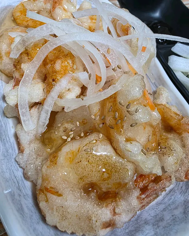 찹쌀 탕수육 위에 올려진 양파채