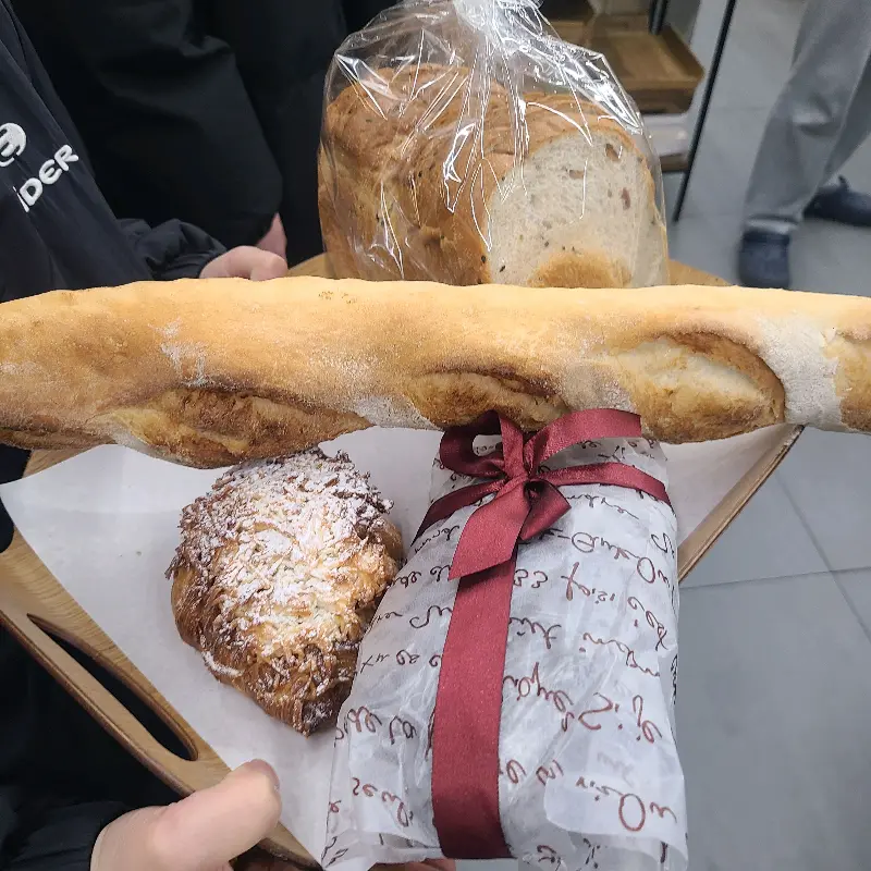 선물 포장된 빵과 바게트