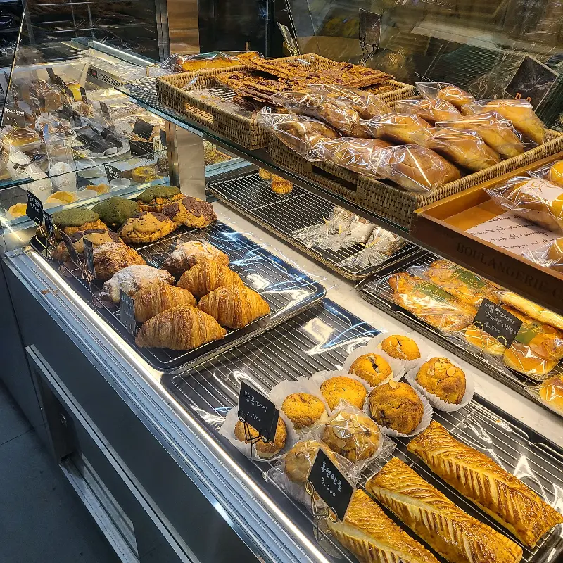 다양한 종류의 빵들이 진열된 쇼케이스