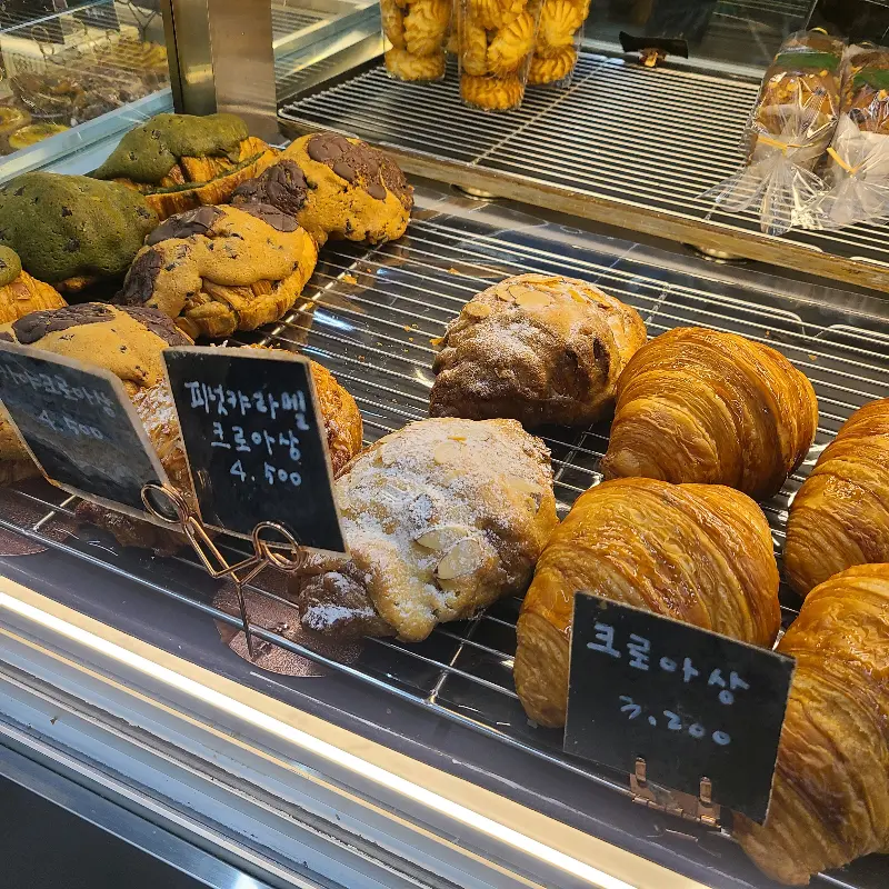 진열대 위에 놓인 다양한 빵들