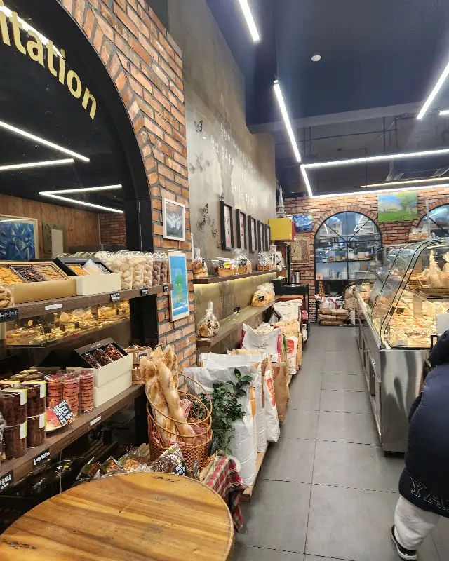 다양한 빵들이 진열된 가게 내부
