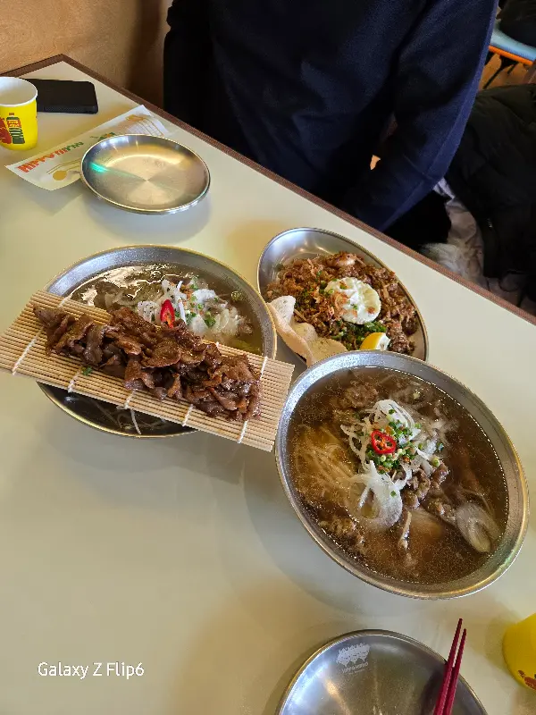 푸짐하게 차려진 테이블 전경