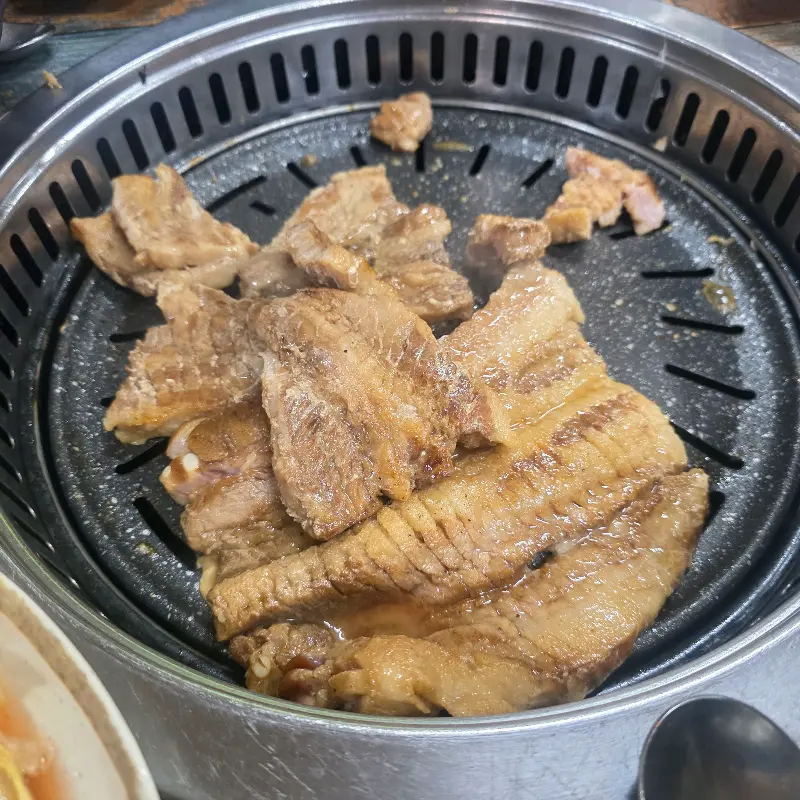 잘 구워진 돼지갈비 클로즈업