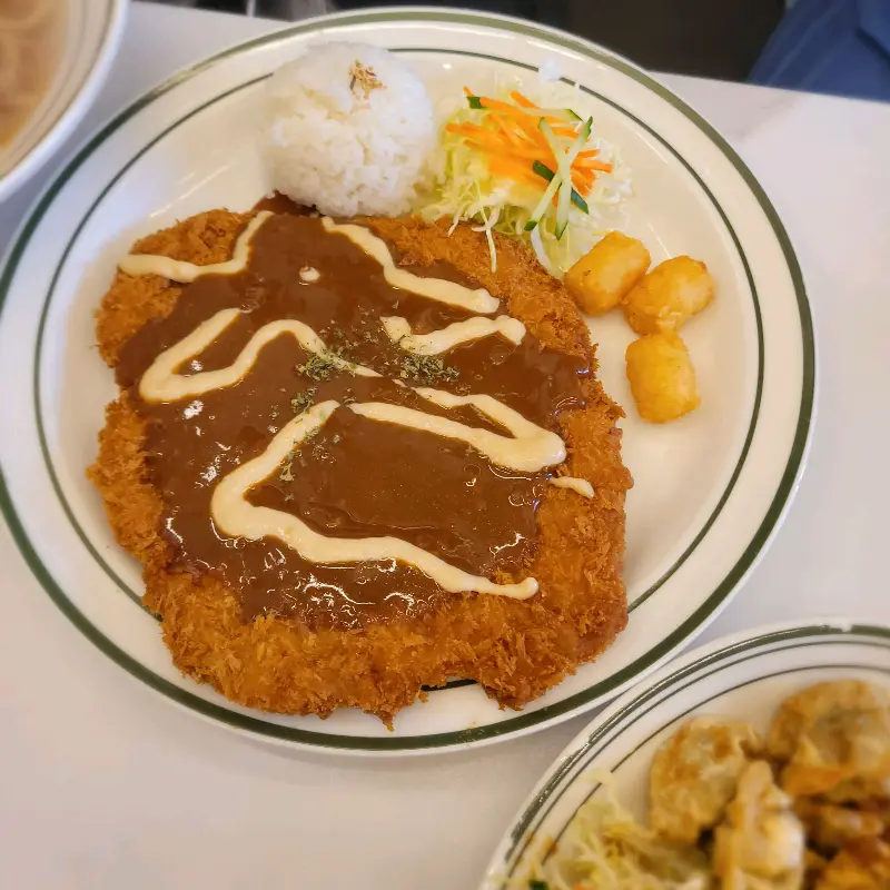 먹음직스러운 치즈돈까스의 단면