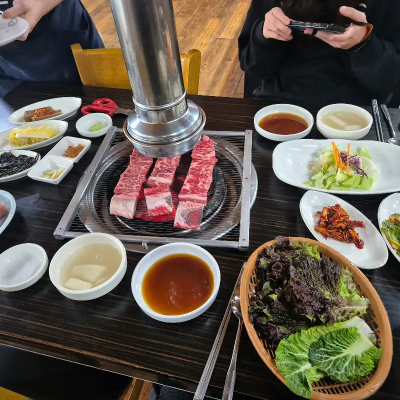 갈비와 함께 즐기는 풍성한 밑반찬