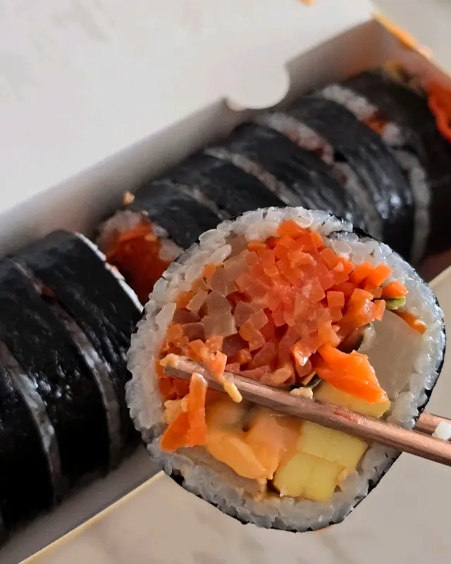 젓가락으로 집은 김밥 단면