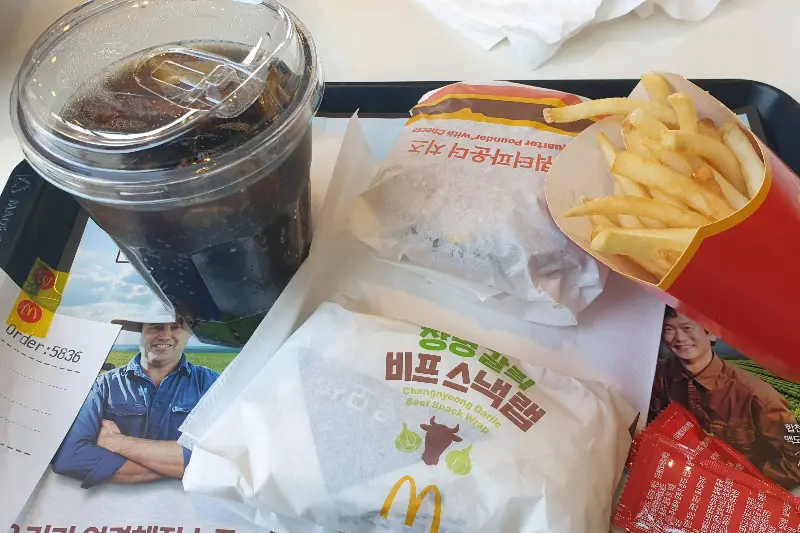 비프 스낵랩, 쿼터파운더 치즈 버거, 콜라, 감자튀김