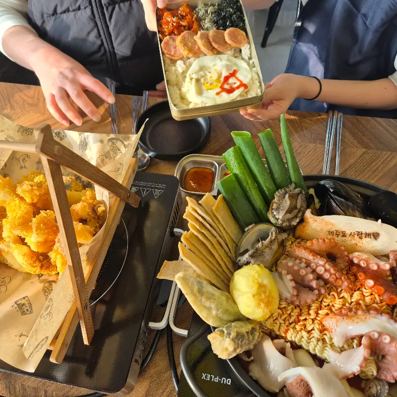 문어라면, 튀김, 도시락까지 푸짐한 한 상 차림.