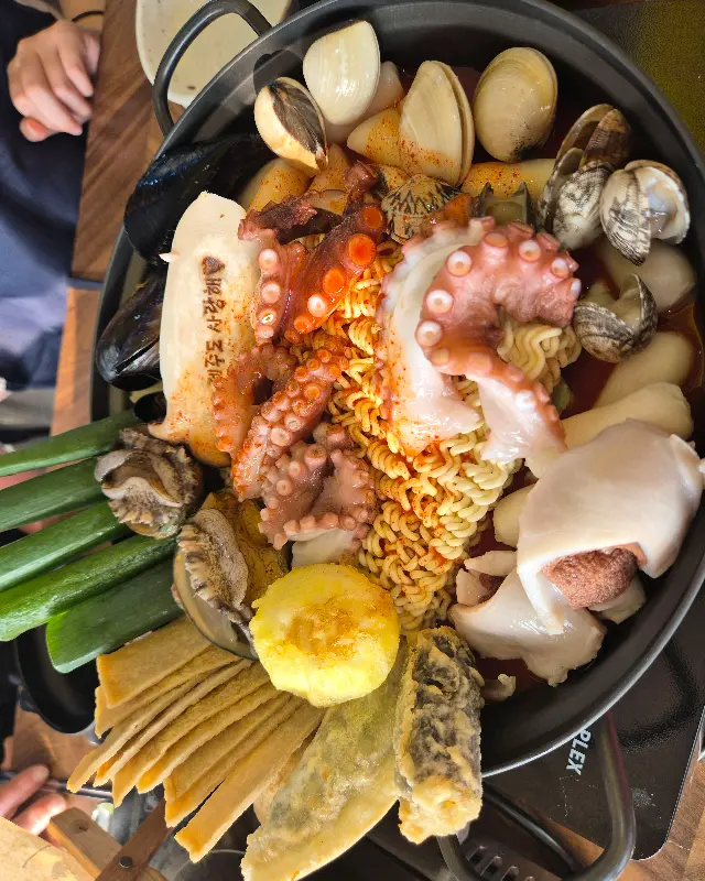 문어 한 마리가 통째로 들어간 문개항아리의 대표 메뉴, 문어라면의 압도적인 비주얼