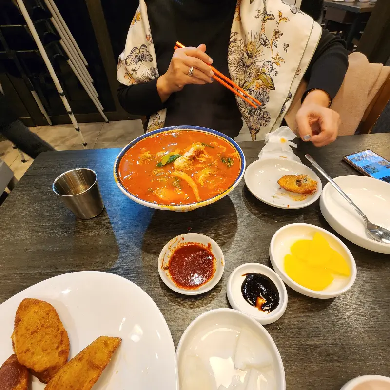 손님이 짬뽕을 먹고 있는 모습
