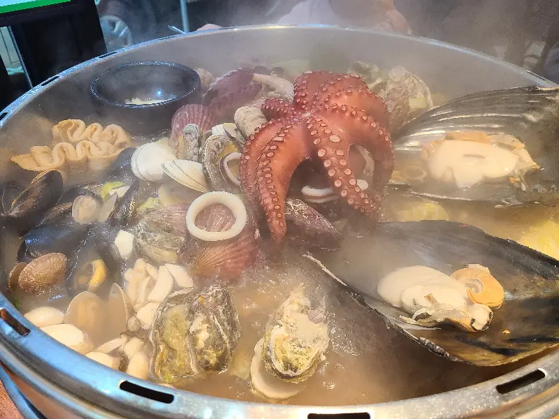 문어, 가리비, 홍합 등 다양한 해산물이 담긴 조개전골