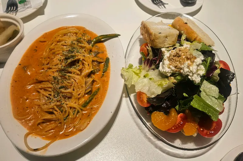 파스타와 샐러드