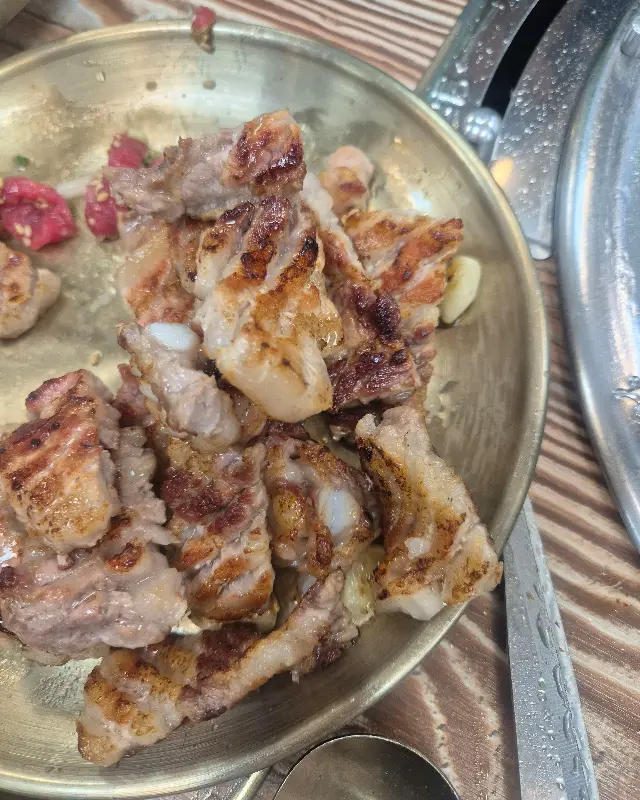 맛있게 구워진 돼지갈비