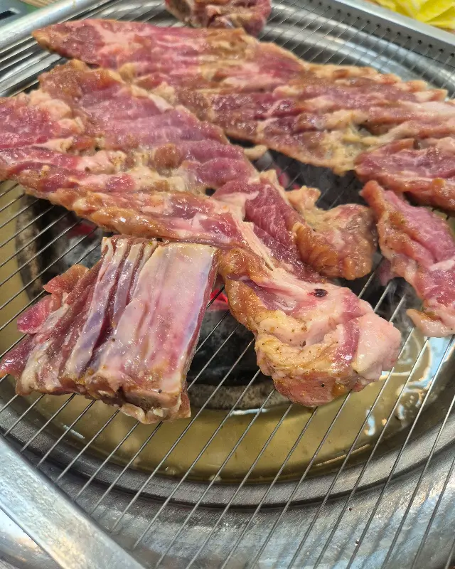 노릇하게 구워진 돼지갈비