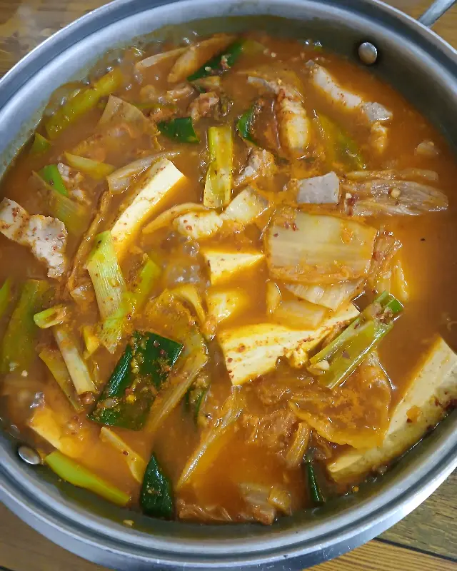 얼큰한 김치찌개