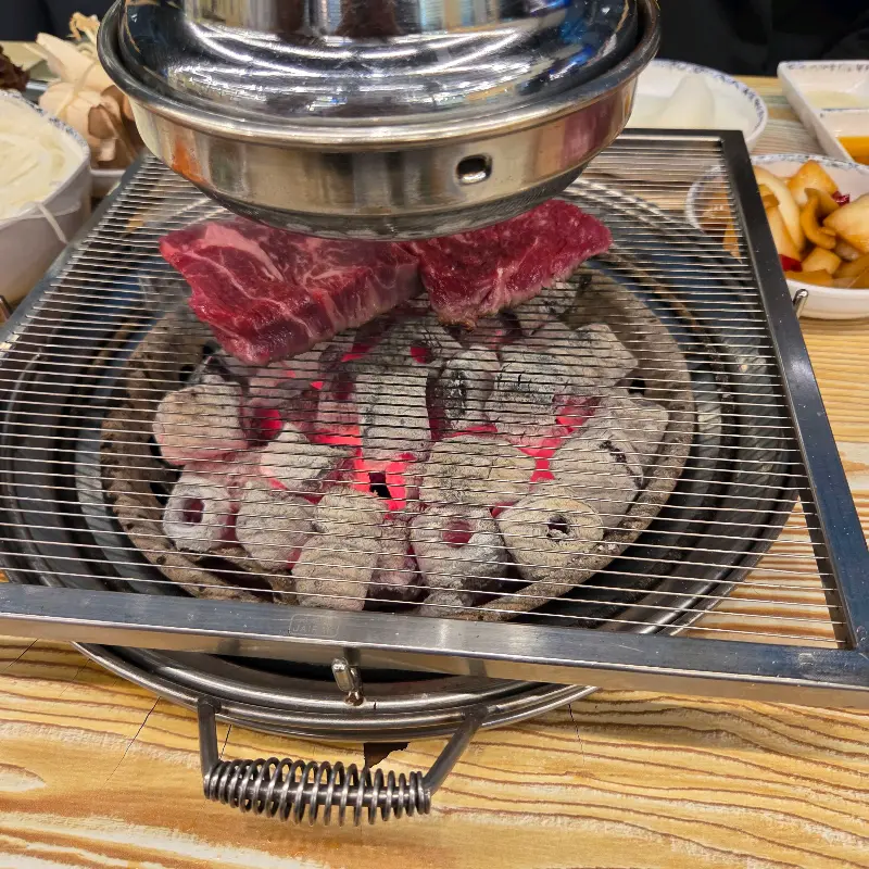 숯불 위에서 맛있게 구워지는 소고기