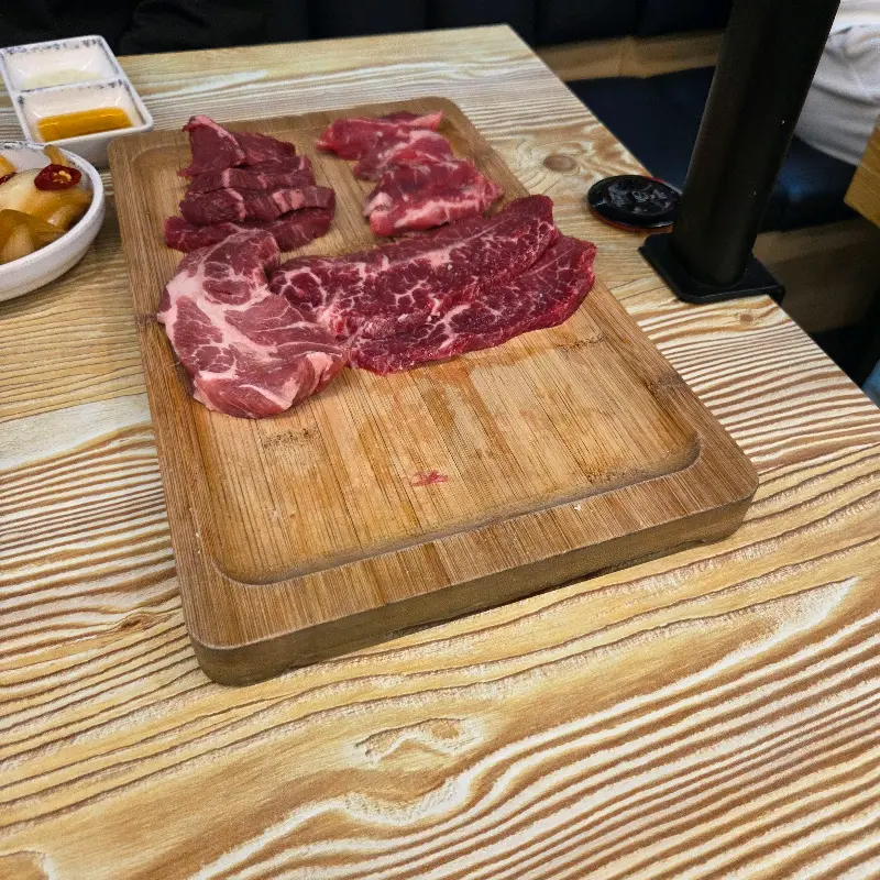 나무 도마 위에 가지런히 놓인 소고기 모듬