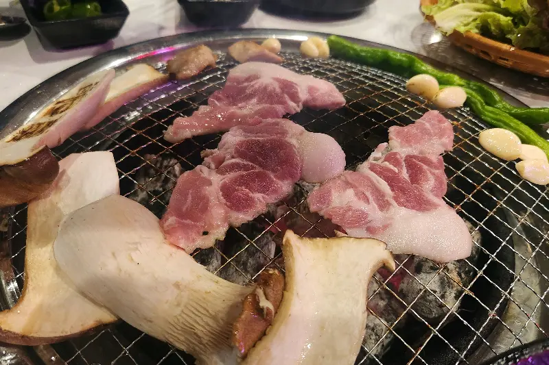 불판 위에서 맛있게 익어가는 쫀득살