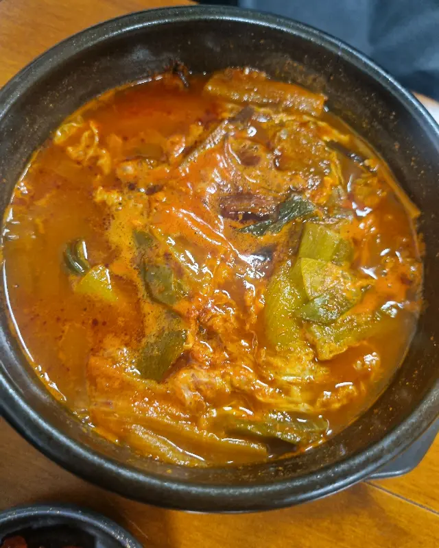 소반뜰 육개장의 클로즈업 사진. 붉은 국물과 듬뿍 들어간 건더기가 식욕을 자극한다.