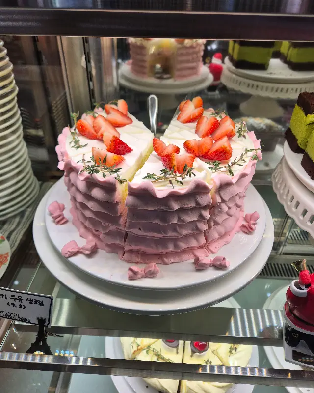 쇼케이스 안의 케이크들