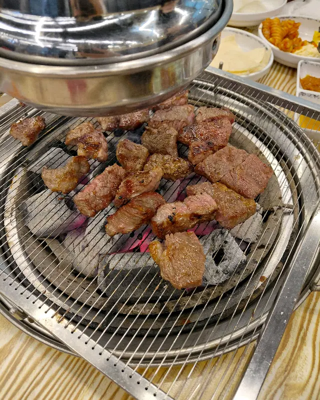 불판 가득 구워진 먹음직스러운 소고기