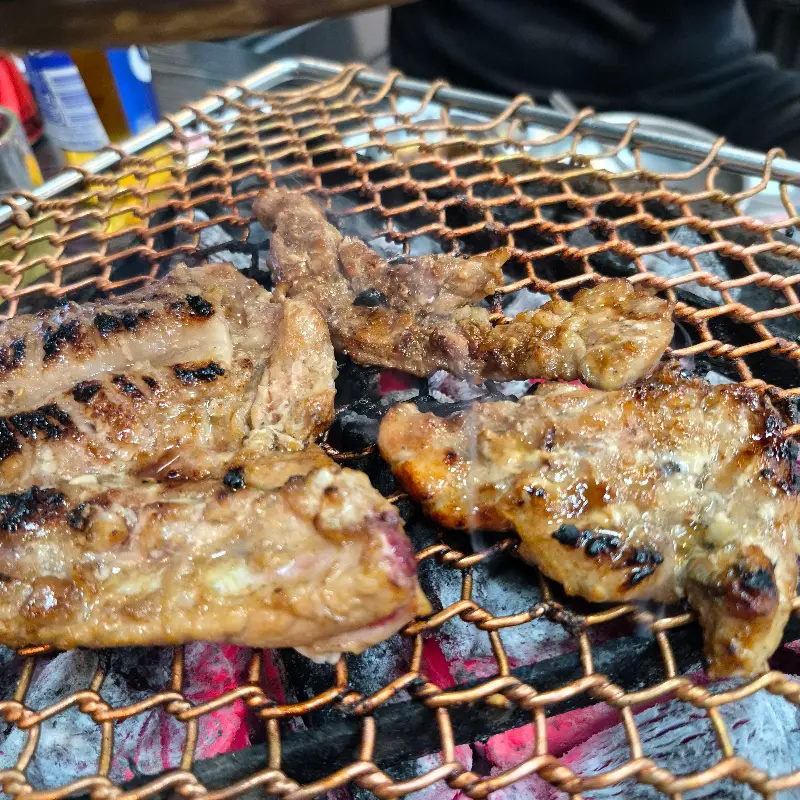 맛있게 구워진 돼지갈비