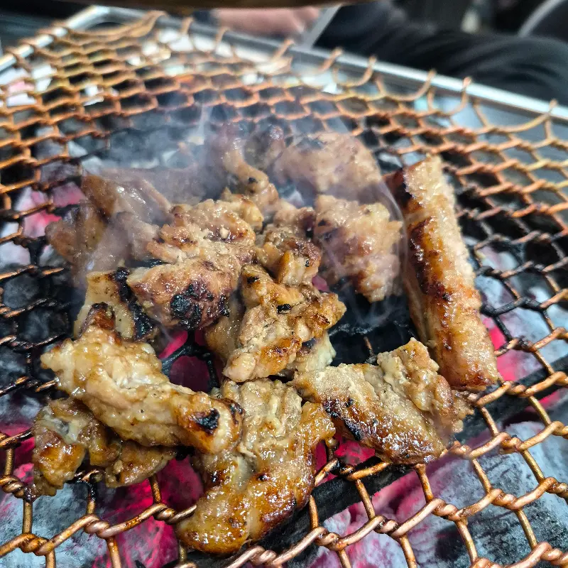 노릇노릇 익어가는 돼지갈비