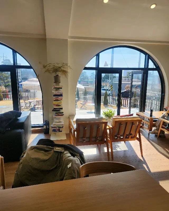 창밖을 바라보며 여유를 즐기는 사람들