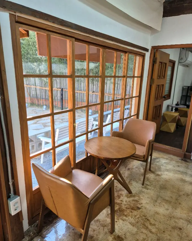 창가 좌석 사진