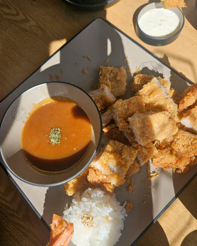 바삭하게 튀겨진 돈까스