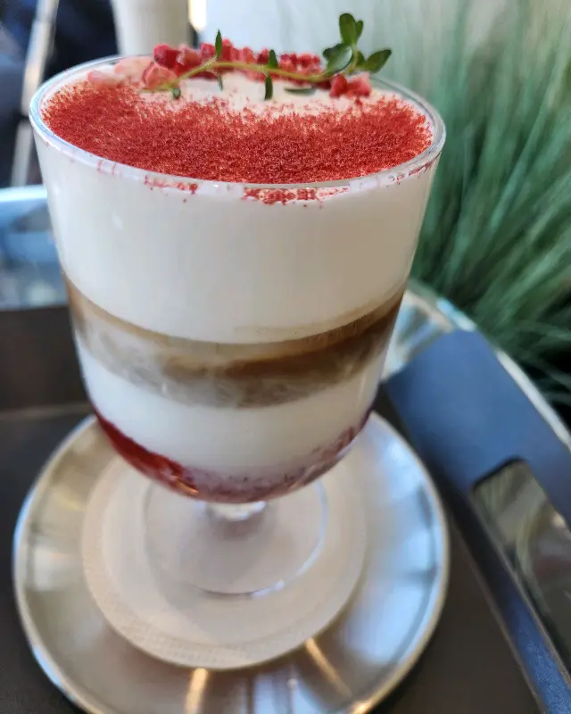 모노섬의 인기 메뉴, 크림 딸기 라떼의 아름다운 비주얼