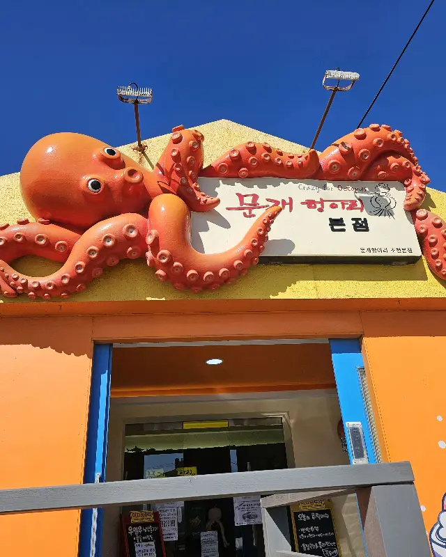 문개항아리 사장님이 직접 운전하는 사이버트럭. 독특한 외관으로 시선을 사로잡는다.