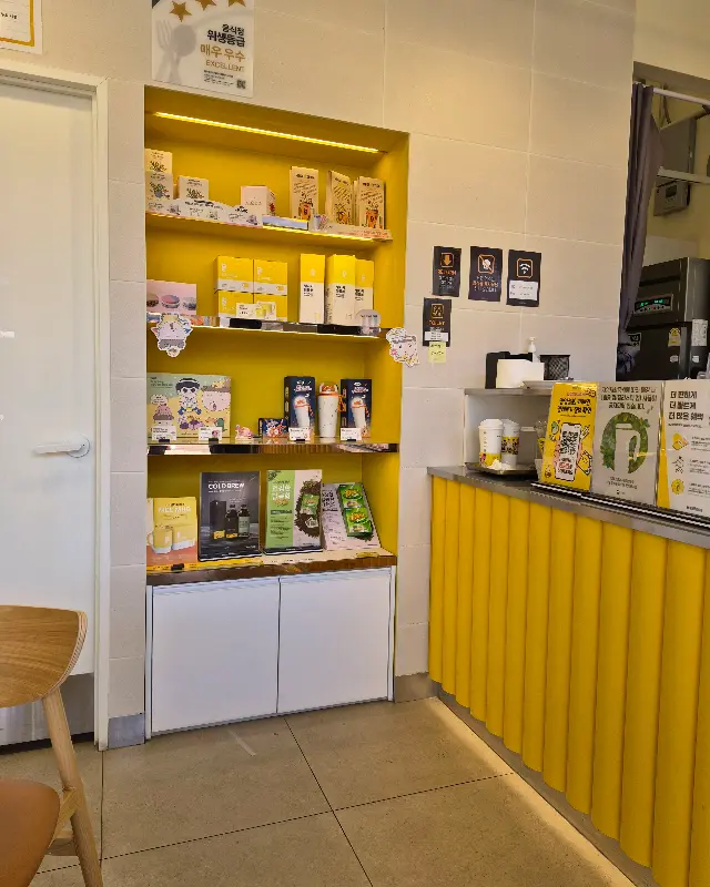 메가커피 하동화개장터점 MD 상품 진열대