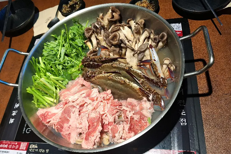 돌문어 샤브전골에 푸짐하게 담긴 재료들