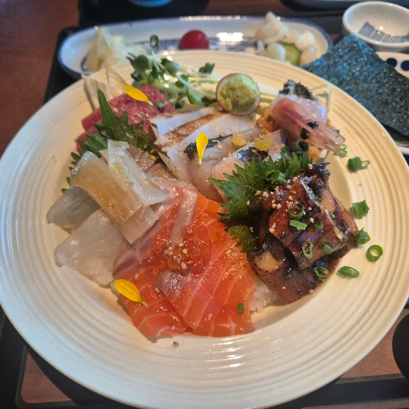 싱싱한 해산물이 가득 올라간 카이센동