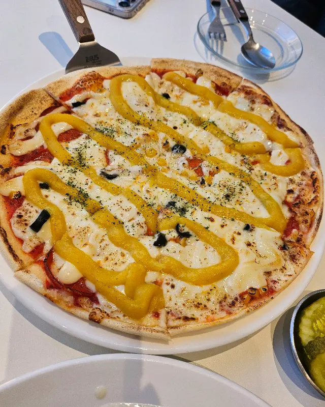 시그니처 쉬림프 피자의 클로즈업 샷