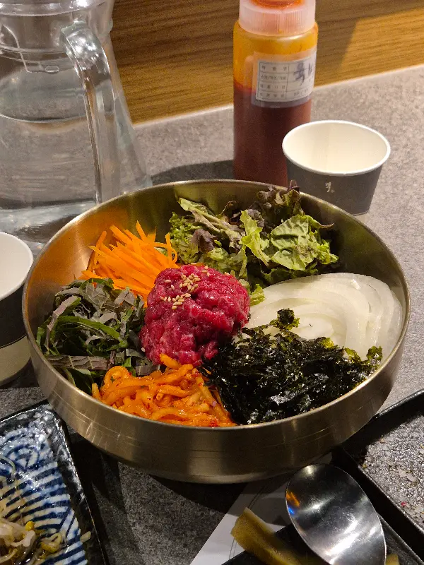 침샘 자극하는 육회 비빔밥