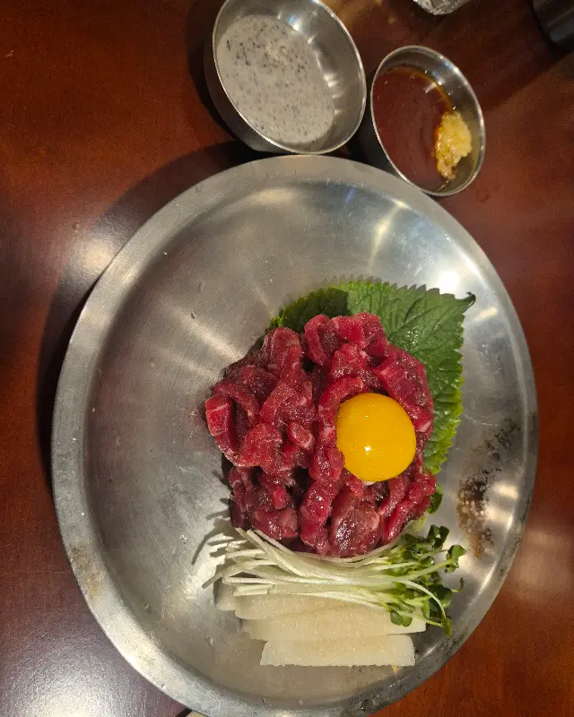 깔끔한 육회 한 상차림