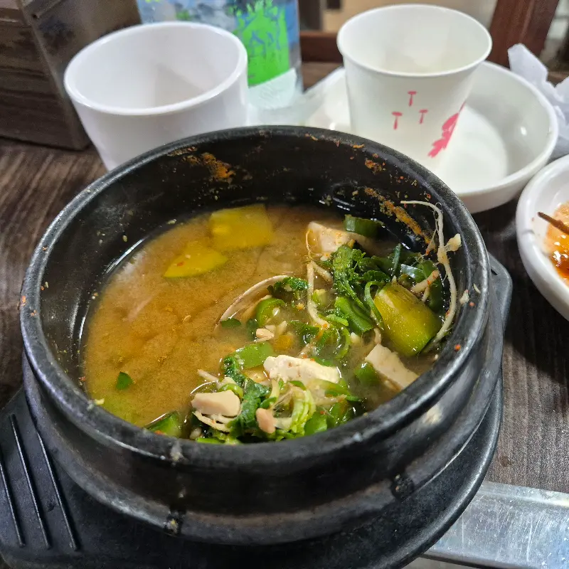 냉이가 들어간 된장찌개 클로즈업