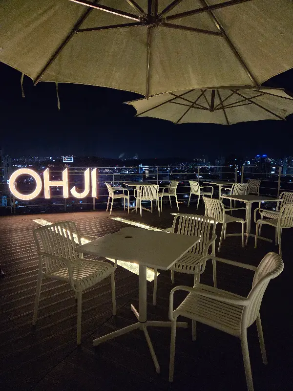 오지의 루프탑 야경