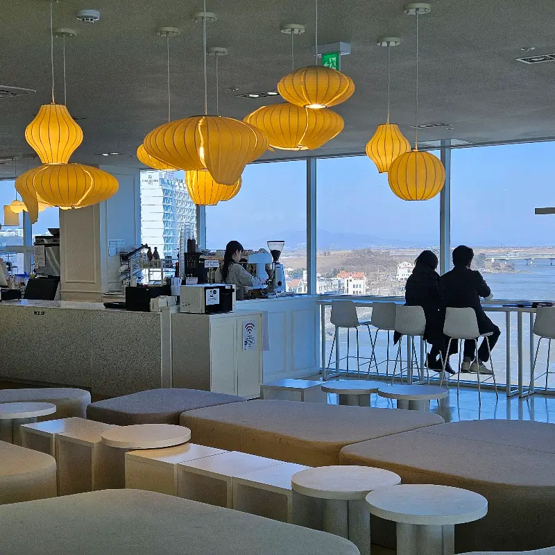 브레댄코에서 판매하는 다양한 빵들