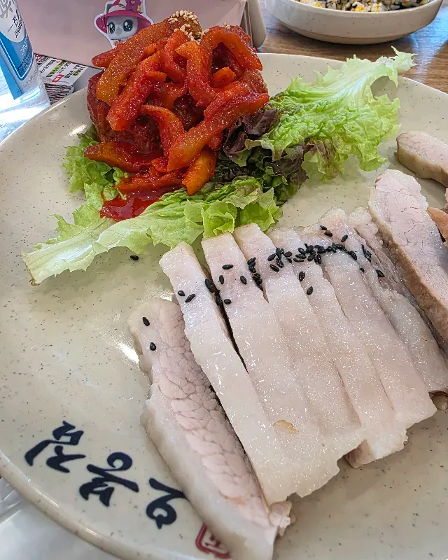 윤기가 흐르는 오봉집 보쌈과 김치의 콜라보