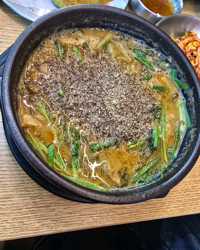 뚝배기 안에서 보글보글 끓고 있는 추어탕