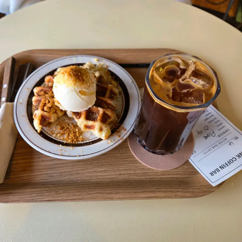 크로플과 커피의 완벽한 조화