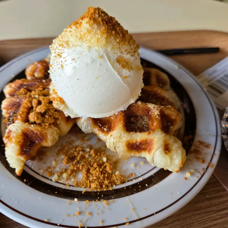 아이스크림이 올려진 크로플